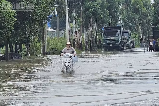 Nhiều điểm đường giao thông nông thôn ở Thanh Hóa còn ngập nước. (Ảnh: Mai Luận)