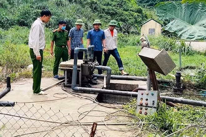 Lực lượng chức năng kiểm tra hiện trường khu vực xảy ra tai nạn lao động.