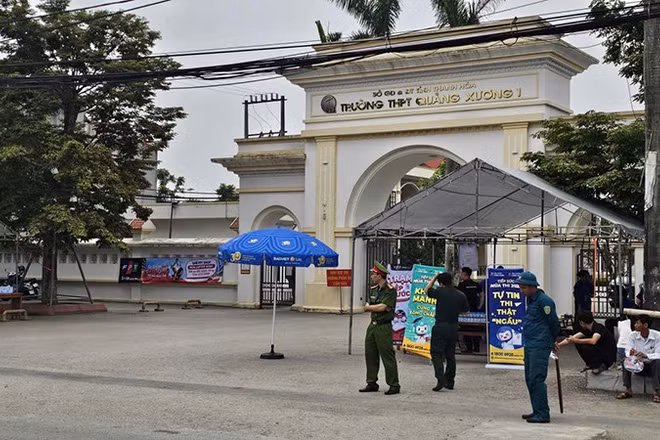 Lực lượng chức năng bảo đảm an ninh, trật tự ngoài địa điểm thi Trường trung học phổ thông Quảng Xương 1, tỉnh Thanh Hóa.