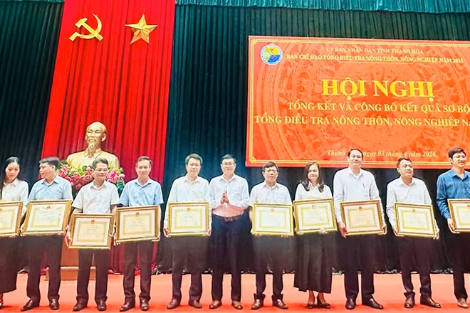 Tỉnh Thanh Hóa trao tặng Bằng khen cho các tập thể có thành tích xuất sắc trong thực hiện điều tra nông thôn, nông nghiệp.