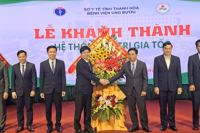 Lãnh đạo tỉnh Thanh Hóa tặng lẵng hoa, chúc mừng ngành y tế Thanh Hóa nhân Ngày thầy thuốc Việt Nam.