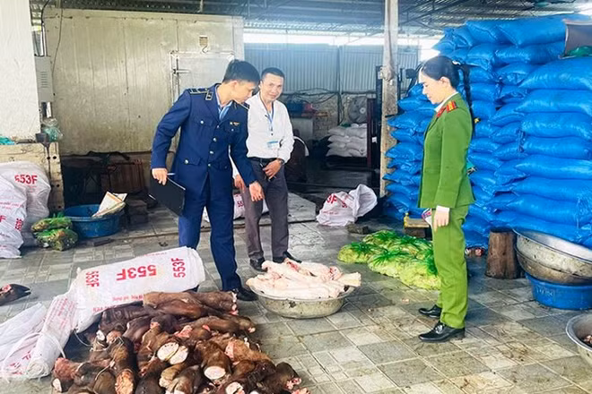 Lực lượng phối hợp kiểm tra cơ sở chế biến thực phẩm.