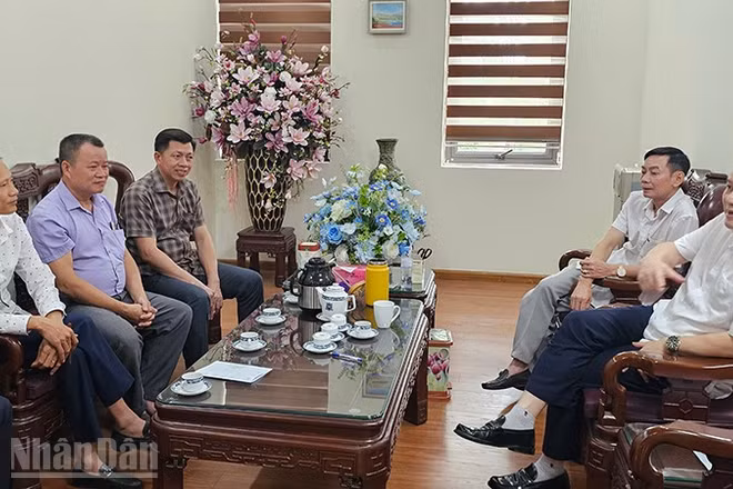 Bí thư Đảng ủy xã Triệu Sơn quán triệt mục tiêu chuyển đổi số đến các lãnh đạo chủ chốt cấp xã. (Ảnh: MAI LUẬN)