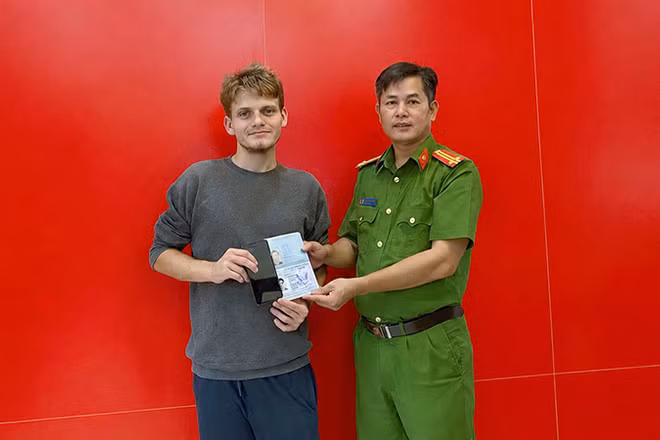 Công an phường Hạc Thành giao trả tài sản cho người nước ngoài.