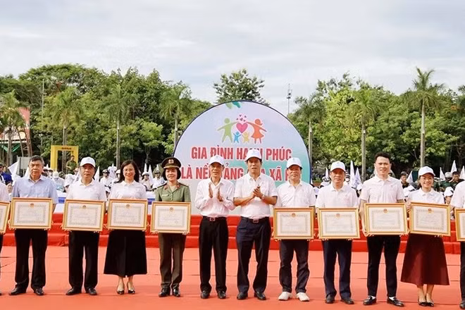 Lãnh đạo tỉnh Thanh Hóa trao tặng bằng khen các tập thể, cá nhân có thành tích xuất sắc trong công tác gia đình.