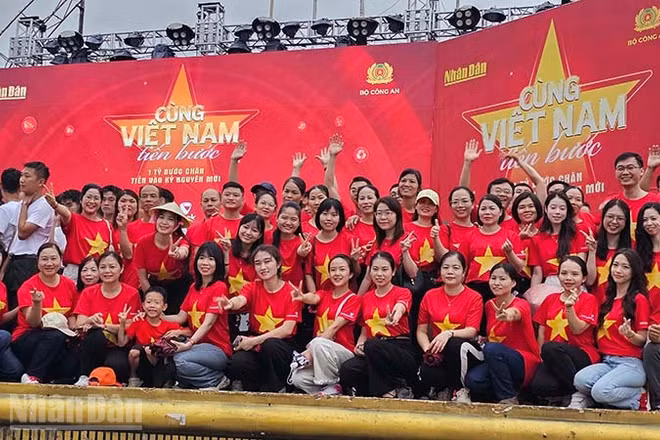 Quần chúng nhân dân đã cùng Việt Nam tiến bước. (Ảnh: Mai Luận)