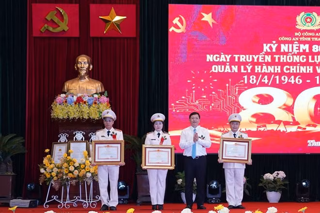 Lãnh đạo Ủy ban nhân dân tỉnh Thanh Hóa trao tặng Bằng khen cho tập thể, cá nhân có thành tích xuất sắc.