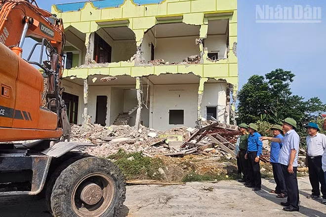 Phường Ngọc Sơn ra quân giải phóng mặt bằng phục vụ thi công tuyến đường bộ ven biển. (Ảnh: MAI LUẬN)