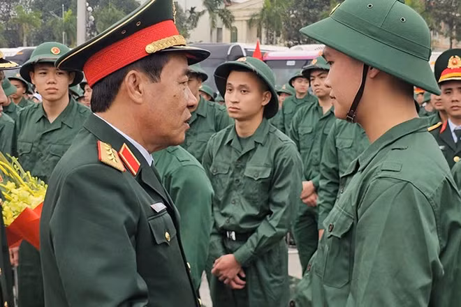 Lãnh đạo Bộ Quốc phòng ân cần hỏi thăm tân binh Thanh Hóa.