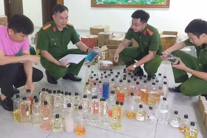 Công an xem xét các loại hương liệu mà các đối tượng đã sử dụng sản xuất nước hoa giả.