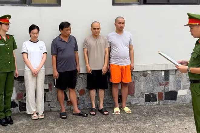Đại diện Cơ quan Cảnh sát điều tra thi hành quyết định khởi tố bị can.