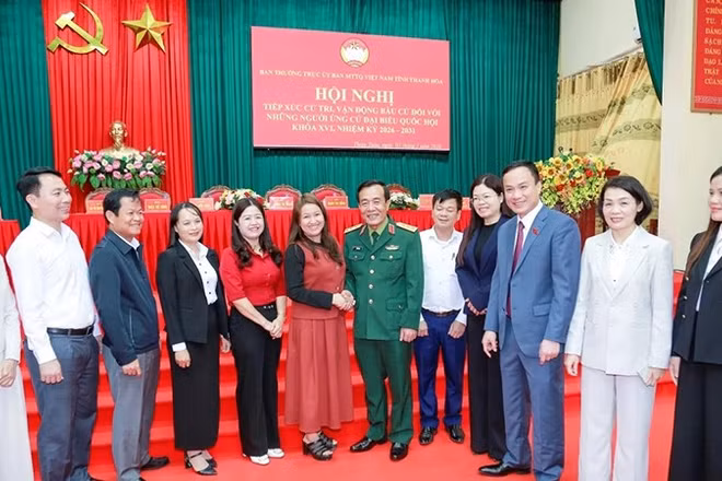 Các ứng cử viên đại biểu Quốc hội khóa XVI với cử tri xã Thiệu Toán, tỉnh Thanh Hóa.