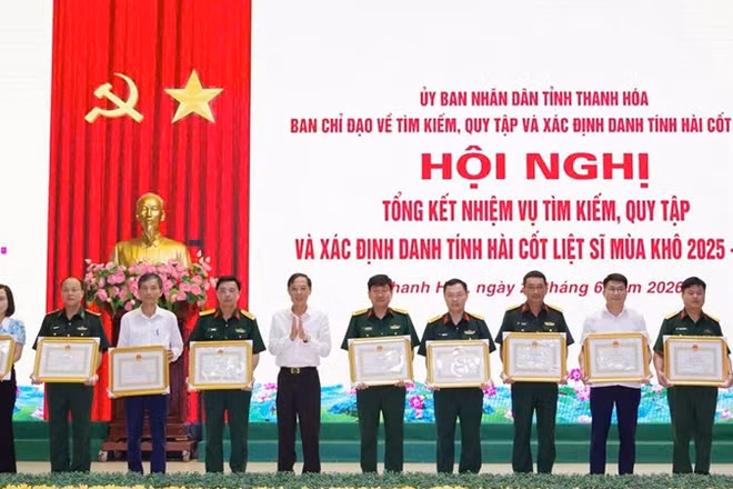 Ủy ban nhân dân tỉnh Thanh Hóa trao tặng Bằng khen cho các cá nhân có thành tích xuất sắc.