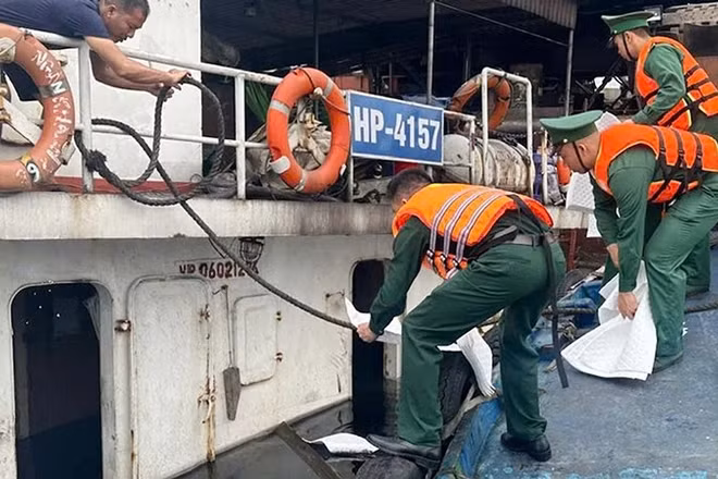 Bộ đội Biên phòng quây phao, thả tấm thấm dầu loang.