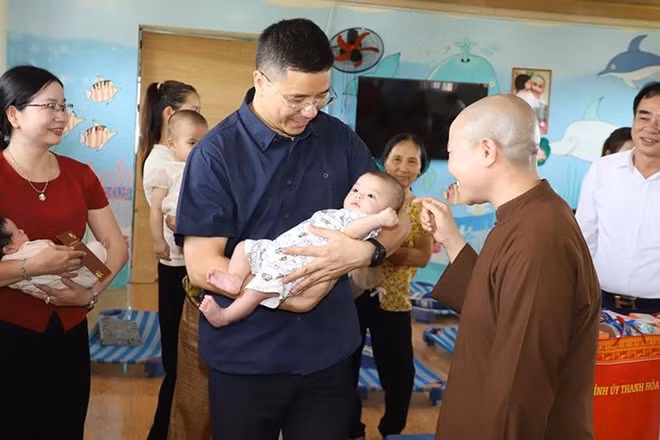Lãnh đạo tỉnh Thanh Hóa thăm trẻ em có hoàn cảnh đặc biệt đang được cơ sở từ thiện nuôi dưỡng.