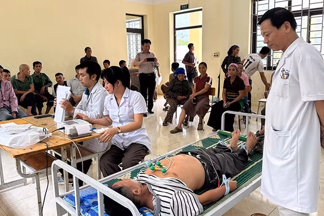 Các thầy thuốc xứ Thanh khám bệnh cho người dân xã biên giới Trung Lý.