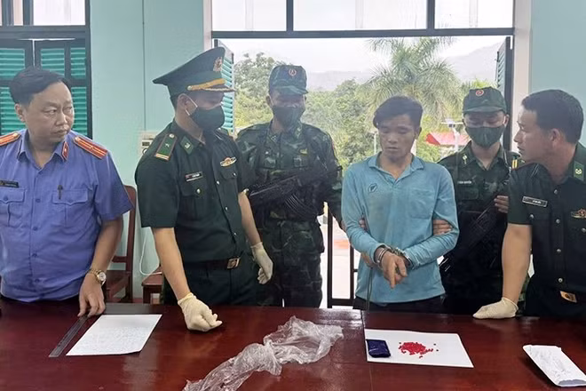 Lực lượng chức năng bắt giữ đối tượng cùng ma túy tang vật.