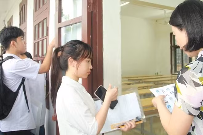 Thí sinh Thanh Hóa làm thủ tục dự thi.