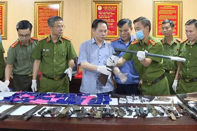 Công an xem xét vũ khí nóng thu hồi được.