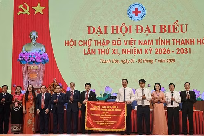 Tỉnh Thanh Hóa tặng bức trướng cùng kỳ vọng lớn về tổ chức Hội Chữ thập đỏ.