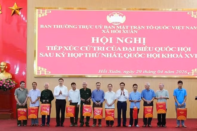 Phó Chủ tịch Quốc hội và lãnh đạo tỉnh Thanh Hóa trao quà cho người có công ở xã Hồi Xuân.