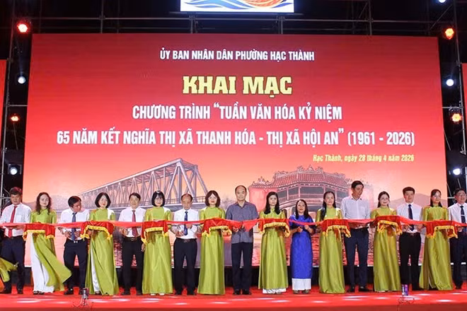 Các đại biểu cắt băng khai trương Tuần văn hóa Thanh Hóa-Hội An.