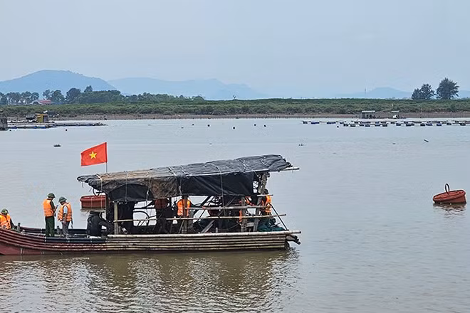 Lực lượng chức năng ở Thanh Hóa triển khai đôn đốc, hướng dẫn tàu cá, người trên lồng nuôi thủy sản di chuyển vào nơi an toàn.