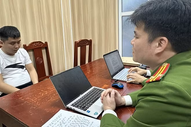 Công an xét hỏi đối tượng liên quan hành vi mua, bán động vật hoang dã quý hiếm.