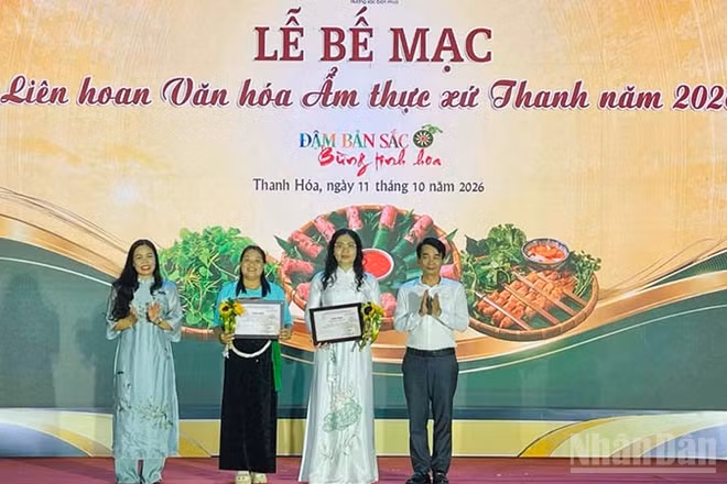 Ban tổ chức trao giải A cho gian hàng của tỉnh Phú Thọ và Trường đại học Hồng Đức. (Ảnh: Mai Luận)