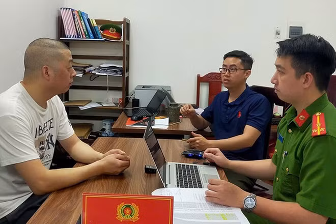 Công an xét hỏi đối tượng cầm đầu.