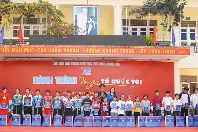 Thanh niên Thanh Hóa cùng Bộ đội Biên phòng tặng quà cho học sinh nghèo, vượt khó. (Ảnh: Bộ đội Biên phòng Thanh Hóa)