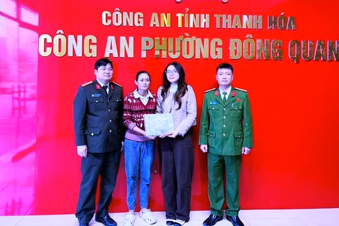 Công an phường Đông Quang cùng các cá nhân giao, nhận lại tài sản.