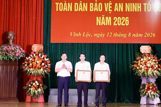 Lãnh đạo Ủy ban nhân dân tỉnh Thanh Hóa trao tặng Bằng khen cho nhân dân và cán bộ xã Vĩnh Lộc có thành tích xuất sắc trong phong trào bảo vệ an ninh Tổ quốc. (Ảnh: Công an Thanh Hóa)