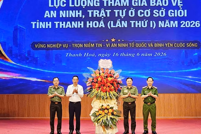 Đại diện Bộ Công an tặng hoa chúc mừng hội thi.