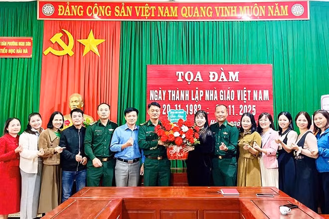 Bộ đội Biên phòng Thanh Hóa với giáo viên vùng biển đảo.