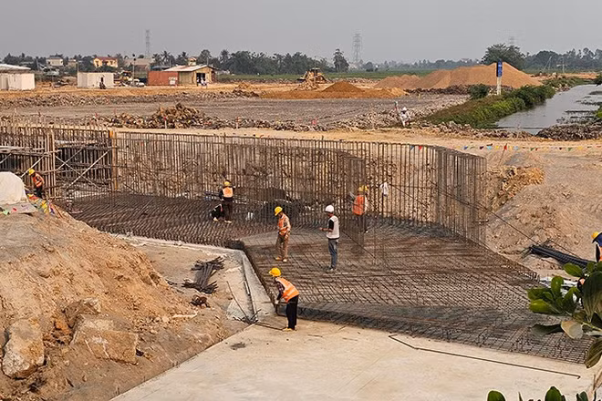 Thi công tuyến thoát nước trên mặt bằng Khu công nghiệp Thăng Long Thanh Hóa.