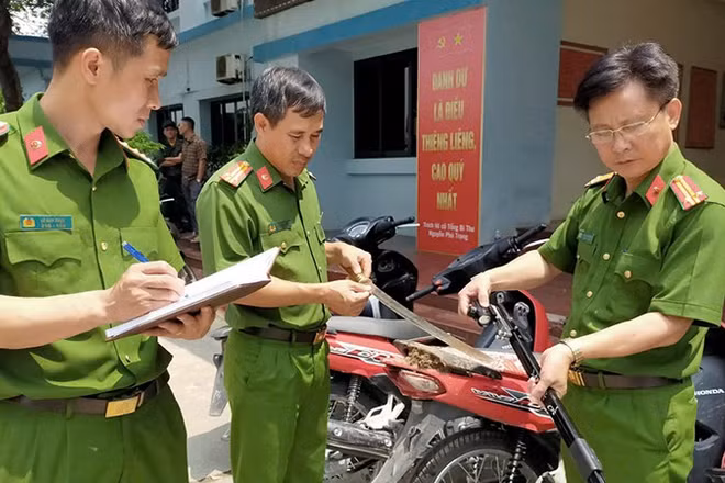 Công an kiểm tra, kê biên hung khí nguy hiểm các thanh, thiếu niên mang theo cùng phương tiện tháo biển xe.