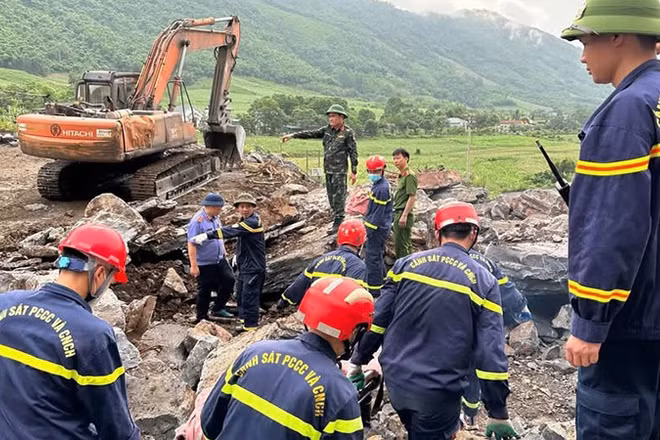 Lực lượng chuyên nghiệp nỗ lực tìm kiếm các nạn nhân.