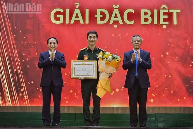 Lãnh đạo Ban Tuyên giáo Trung ương và tỉnh Thanh Hóa trao giải đặc biệt cho Đại tá Trịnh Xuân Việt. (Ảnh: MAI LUẬN)
