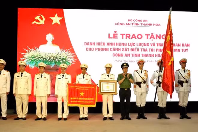 Thừa ủy quyền của Chủ tịch nước Lương Cường, Đại tướng Lương Tam Quang, Bộ trưởng Công an trao danh hiệu Anh hùng lực lượng vũ trang nhân dân cho tập thể Phòng PC04, Công an tỉnh Thanh Hóa.