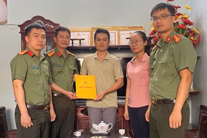 Công an Thanh Hóa trao quà, chia sẻ khó khăn với gia đình đồng đội.
