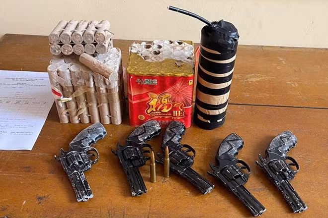 Vũ khí nóng và pháo công dân tự giác giao nộp cho cơ quan chức năng.