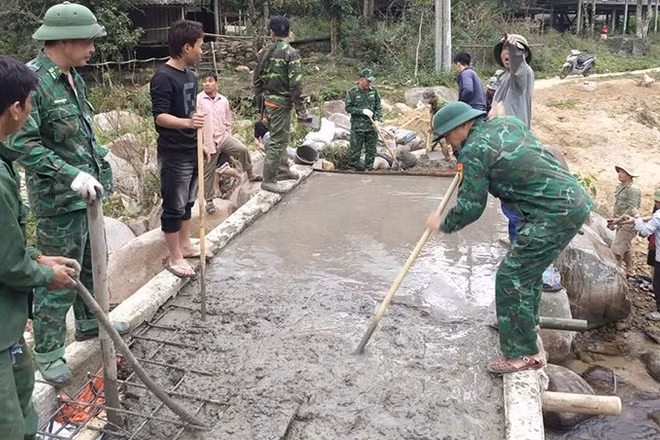 Bộ đội Biên phòng tham gia làm cầu, đường ở bản Co Cài, xã Trung Lý, tỉnh Thanh Hóa.