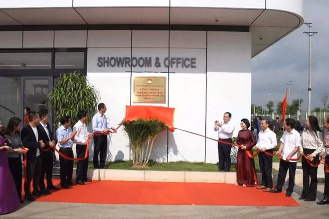 Các đại biểu thực hiện nghi thức gắn biển công trình chào mừng Đại hội đại biểu toàn quốc Mặt trận Tổ quốc Việt Nam.