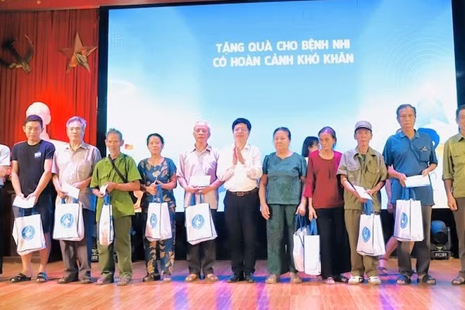 Ban Tổ chức trao tặng quà cho các gia đình có hoàn cảnh khó khăn.