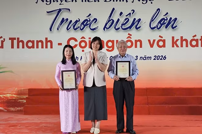 Ban tổ chức trao phần thưởng cho các đơn vị tham gia Ngày thơ Việt Nam tại Thanh Hóa.