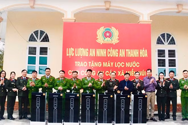 Công an tỉnh Thanh Hóa trao tặng máy lọc nước cho Công an 7 xã miền núi, vùng cao, biên giới.