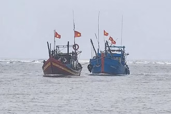 Ngư dân Thanh Hóa tham gia cứu hộ phương tiện bị chìm, lai dắt vào bờ.