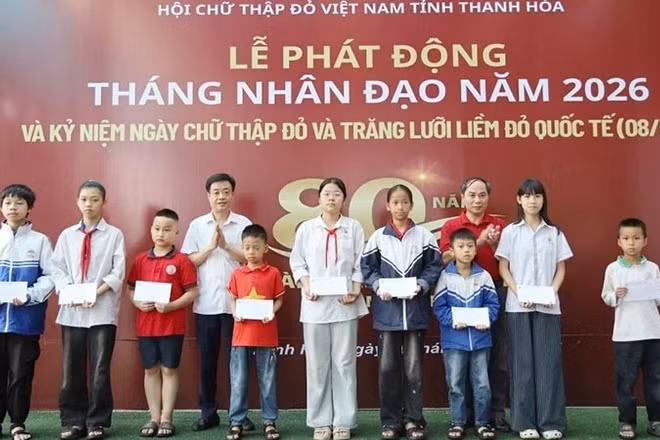 Hội Chữ thập đỏ tỉnh Thanh Hóa trao tặng quà cho học sinh có hoàn cảnh khó khăn.