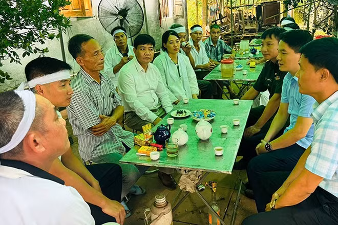 Đoàn công tác của xã Thạch Quảng chia buồn, động viên gia đình có người thân tử vong do tai nạn lao động.